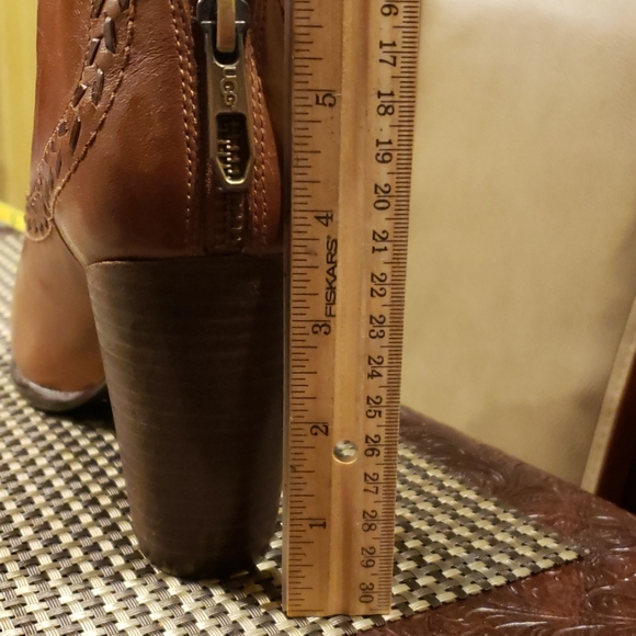 New Gorgeous! UGG BOOTS - Picture 3 of 3